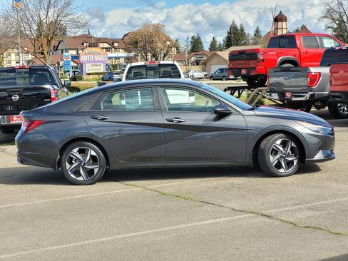 Used 2023 Hyundai Elantra SEL w/ Convenience Package image 4