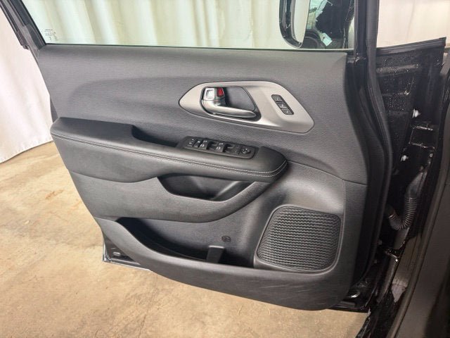 Used 2025 Chrysler Pacifica Select FWD image 15