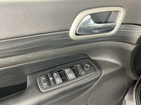 Used 2020 Jeep Grand Cherokee Laredo image 14