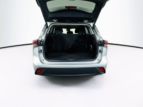 Used 2022 Toyota Highlander LE FWD image 31