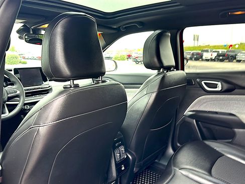 Used 2025 Jeep Compass Latitude w/ Sun & Sound Group AWD/4WD image 18