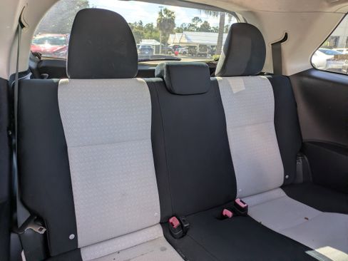 Used 2012 Toyota Yaris L image 13