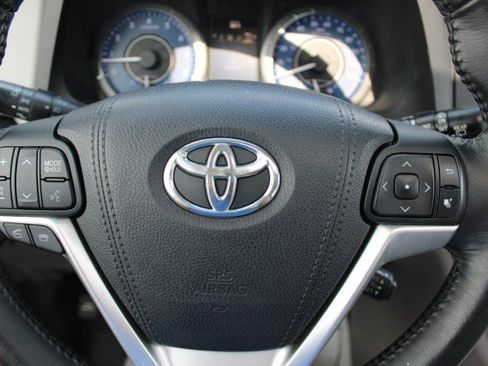 Used 2015 Toyota Sienna XLE w/ XLE Navigation Package FWD image 11