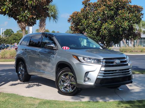 Used 2019 Toyota Highlander Limited Platinum AWD/4WD image 2