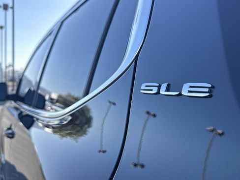 Used 2023 GMC Acadia SLE image 7