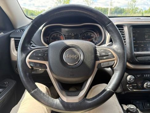 Used 2016 Jeep Cherokee Latitude w/ Comfort/Convenience Group AWD/4WD image 41