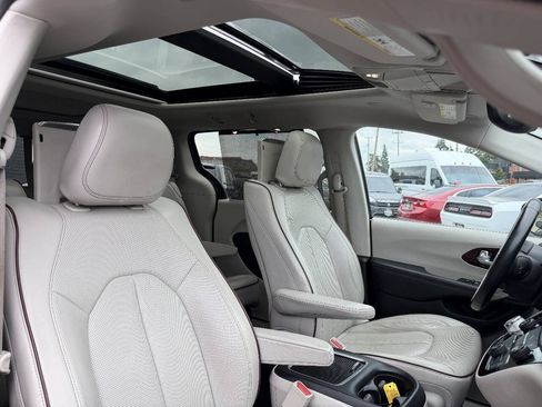 Used 2017 Chrysler Pacifica Limited FWD image 8