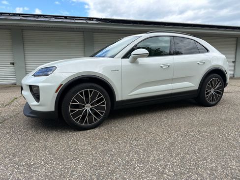 Used 2025 Porsche Macan 4 Electric AWD/4WD image 2