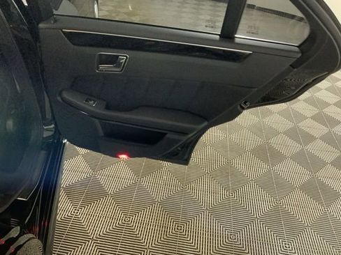 Used 2011 Mercedes-Benz E 550 4MATIC Sedan image 38