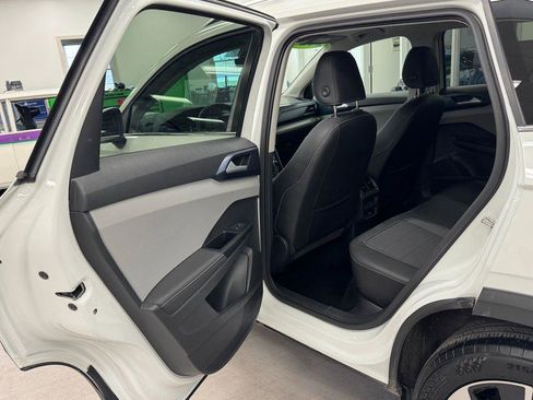 Used 2024 Volkswagen Taos SE image 19