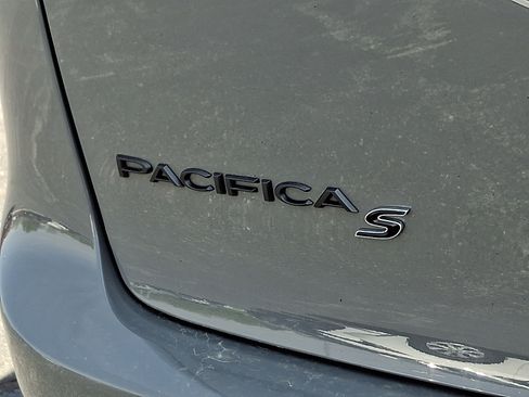 Used 2025 Chrysler Pacifica Limited FWD image 30
