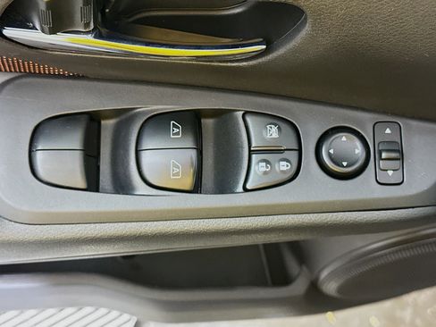 Used 2024 Nissan Kicks SR image 15