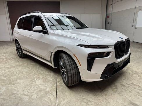 Used 2025 BMW X7 xDrive40i w/ M Sport Package image 6