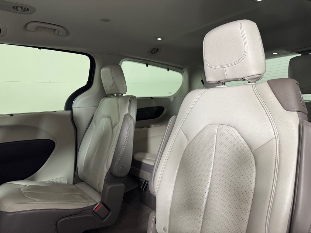 Used 2017 Chrysler Pacifica Touring-L Plus w/ Tire & Wheel Group FWD image 19