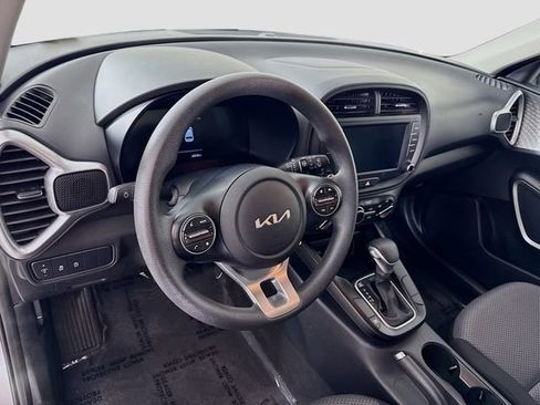 Used 2025 Kia Soul LX w/ LX Technology Package FWD image 9