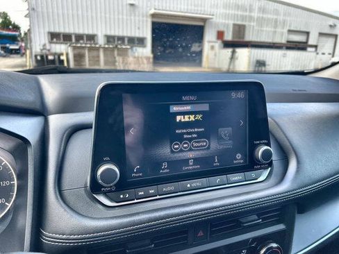 Used 2024 Nissan Rogue S FWD image 13