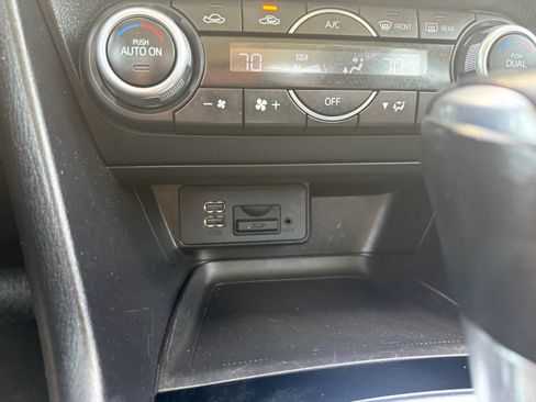 Used 2018 MAZDA MAZDA3 Touring FWD image 15