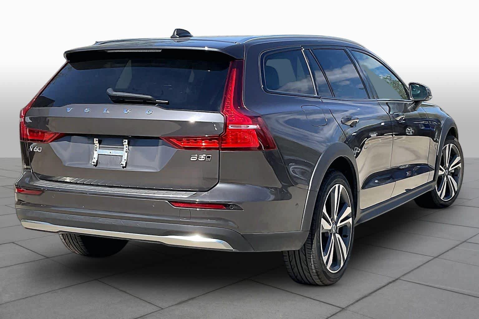Used 2025 Volvo V60 B5 Cross Country Plus AWD/4WD image 13
