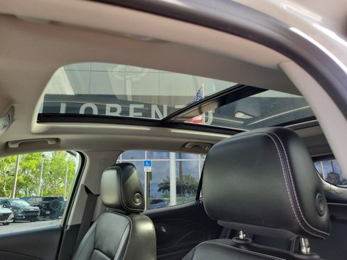 Used 2023 GMC Terrain SLT w/ Infotainment Package II FWD image 12