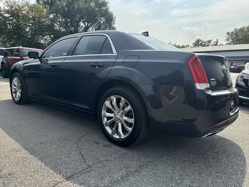 Used 2018 Chrysler 300 Touring image 7
