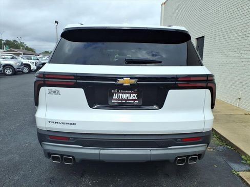 Used 2025 Chevrolet Traverse LT image 4
