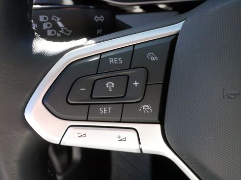 Certified 2025 Volkswagen Jetta SE w/ Sunroof Package image 26