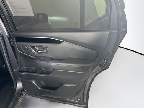 Used 2025 Honda Pilot EX-L image 31