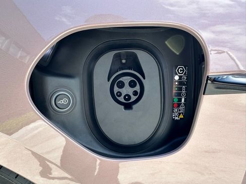 Used 2025 Porsche Taycan image 36