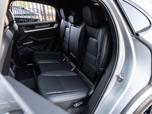 Certified 2026 Porsche Cayenne E-Hybrid Coupe AWD/4WD image 37