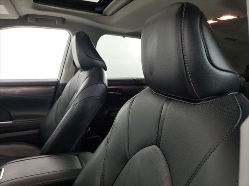 Used 2023 Toyota Highlander Limited FWD image 30