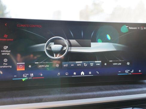 Used 2025 BMW X7 xDrive40i w/ Executive Package image 37