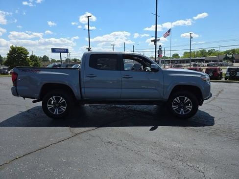 Used 2018 Toyota Tacoma TRD Sport AWD/4WD image 8