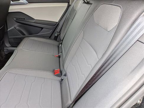 Used 2025 Volkswagen Taos SE w/ Panoramic Sunroof Package FWD image 17