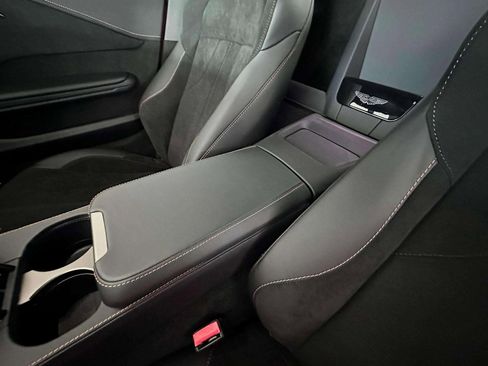 Used 2025 Aston Martin V8 Vantage Coupe image 17