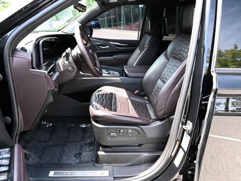 Used 2023 Cadillac Escalade ESV Sport Platinum w/ LPO, ONYX Package AWD/4WD image 18