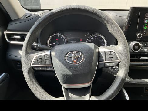 Used 2023 Toyota Highlander L FWD image 3