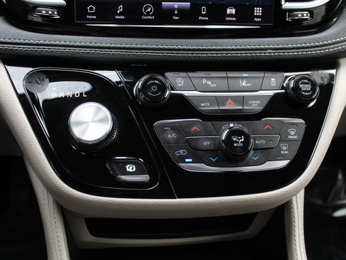 Used 2023 Chrysler Pacifica Limited FWD image 20