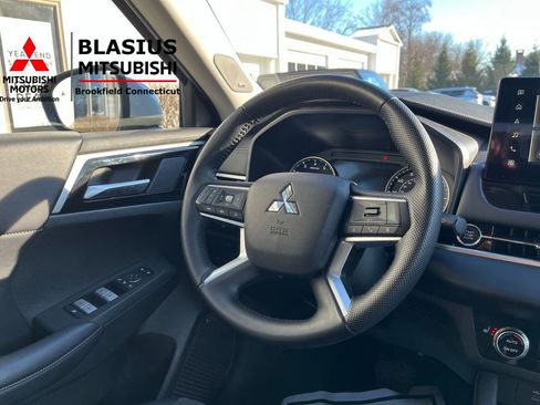 Used 2025 Mitsubishi Outlander SE image 17