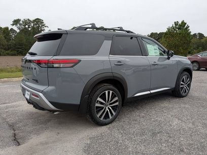 New 2025 Nissan Pathfinder Platinum w/ Black Appearance Package