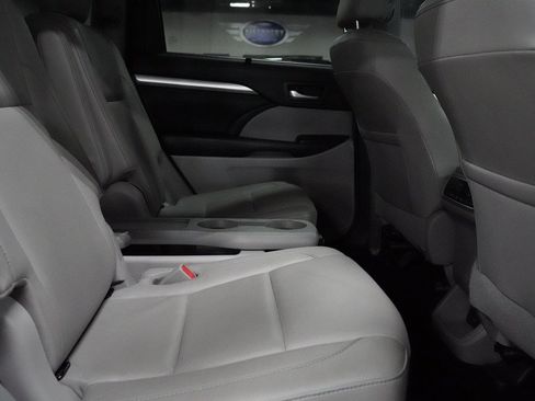Used 2018 Toyota Highlander XLE FWD image 19