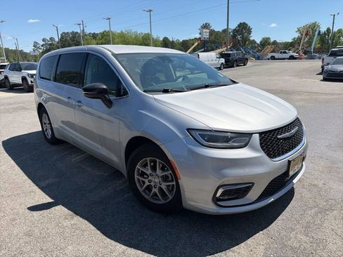 Used 2024 Chrysler Pacifica Touring-L image 7