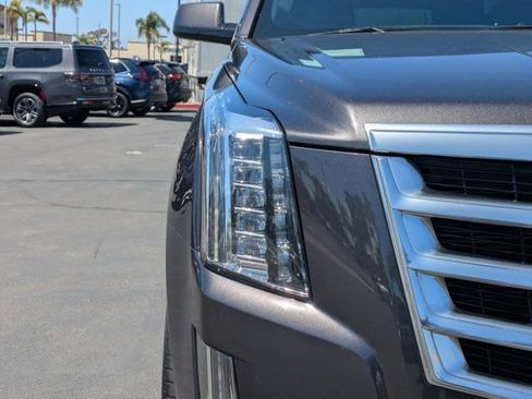 Used 2015 Cadillac Escalade Luxury AWD/4WD image 10