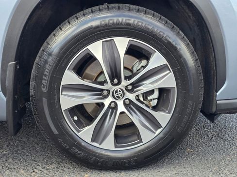 Used 2022 Toyota Highlander XLE AWD/4WD image 9