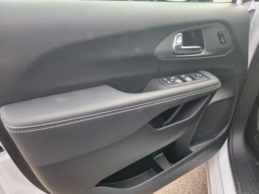 New 2025 Chrysler Pacifica Select w/ Fav Edition Package FWD image 8