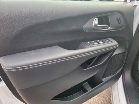 New 2025 Chrysler Pacifica Select w/ Fav Edition Package image 8