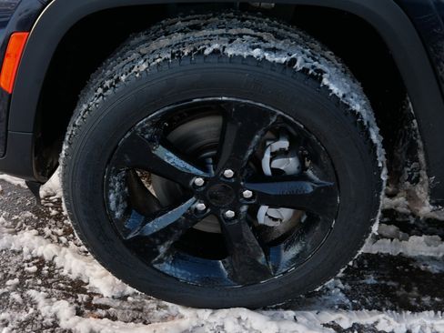 Used 2024 Jeep Grand Cherokee L Limited w/ Black Appearance Package image 16