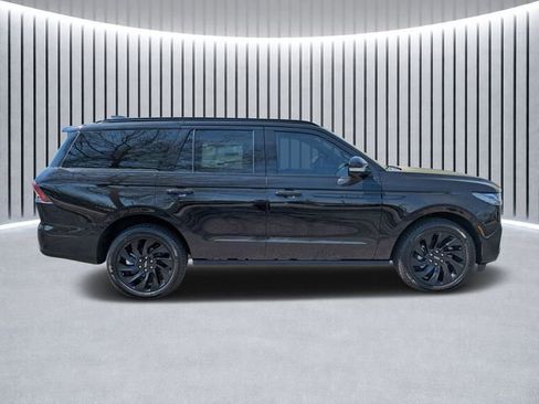 New 2026 Lincoln Navigator Reserve w/ Jet Appearance Package AWD/4WD image 2