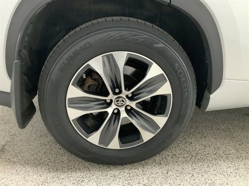 Used 2022 Toyota Highlander XLE image 13
