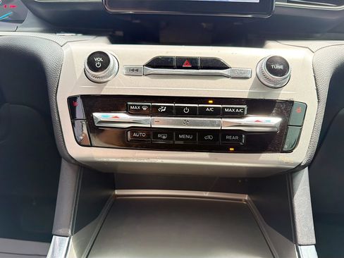 Certified 2022 Ford Explorer XLT w/ Equipment Group 202A AWD/4WD image 21