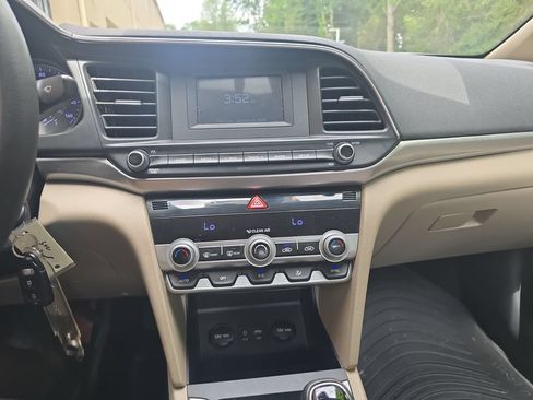 Used 2020 Hyundai Elantra SE w/ Winter Weather Package FWD image 19